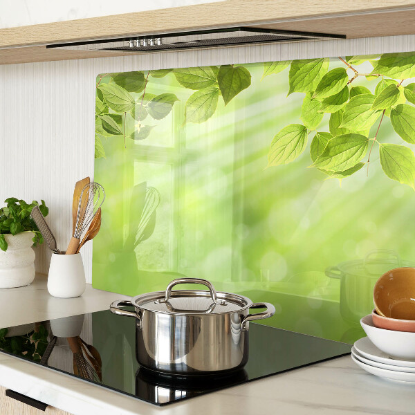 Szklana deska do krojenia z motywem zielonych liści na jasnym tle