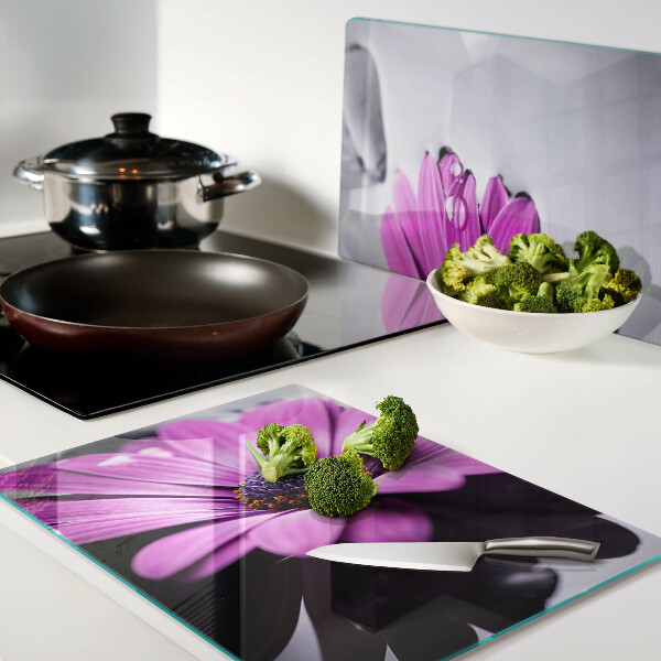Szklana deska do krojenia z motywem fioletowego kwiatu z kroplami wody