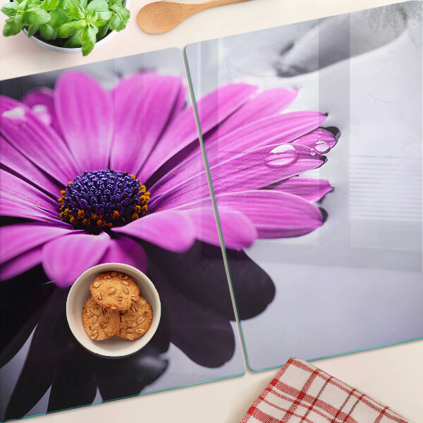Szklana deska do krojenia z motywem fioletowego kwiatu z kroplami wody