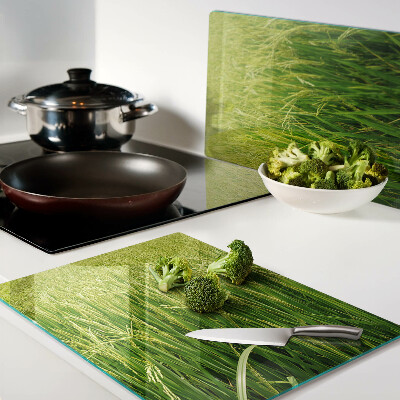 Szklana deska kuchenna z motywem zielonego pola trawy