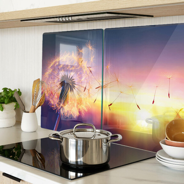 Szklana deska do krojenia z motywem dmuchawców na tle zachodu słońca