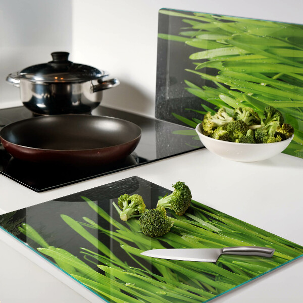 Deska kuchenna szklana z motywem zielonej trawy z kroplami wody
