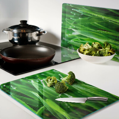 Szklana deska do krojenia z motywem trawy z kroplami wody