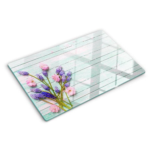 Szklana deska do krojenia z motywem kwiatowym na tle drewnianym