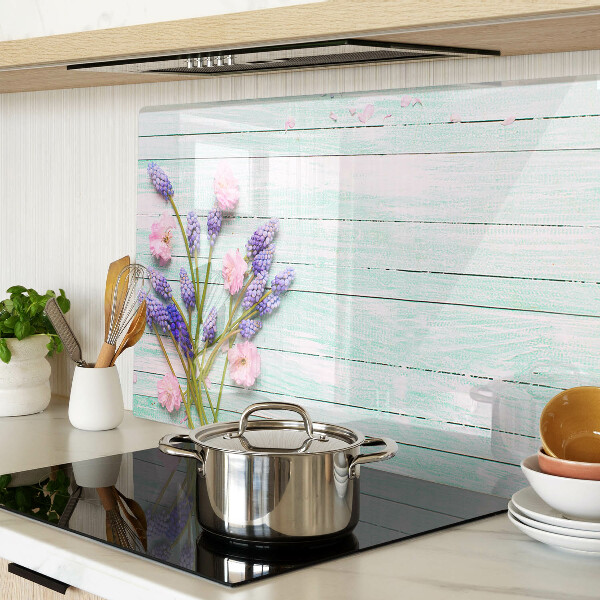 Szklana deska do krojenia z motywem kwiatowym na tle drewnianym