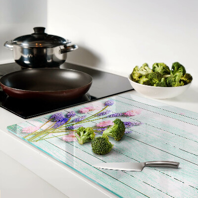 Szklana deska do krojenia z motywem kwiatowym na tle drewnianym