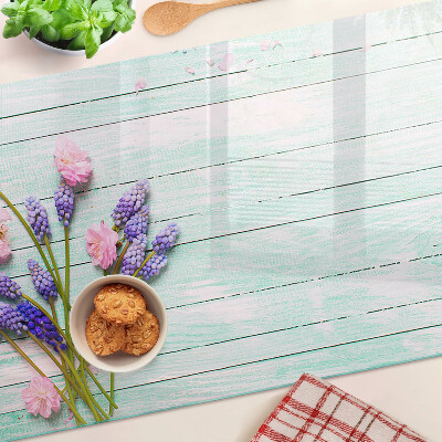 Szklana deska do krojenia z motywem kwiatowym na tle drewnianym