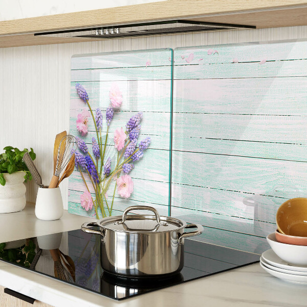 Szklana deska do krojenia z motywem kwiatowym na tle drewnianym