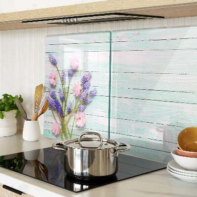 Szklana deska do krojenia z motywem kwiatowym na tle drewnianym