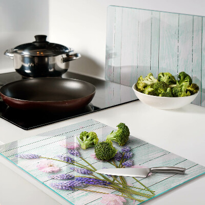 Szklana deska do krojenia z motywem kwiatowym na tle drewnianym