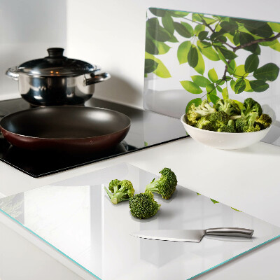 Szklana deska do krojenia z motywem liści na jasnym tle