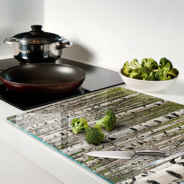 Szklana deska do krojenia z nadrukiem przedstawiającym białe brzozy w lesie