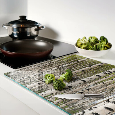 Szklana deska do krojenia z nadrukiem przedstawiającym białe brzozy w lesie