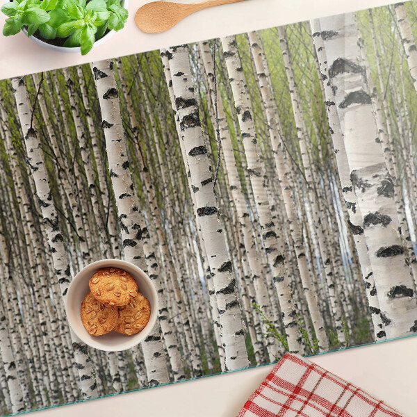 Szklana deska do krojenia z nadrukiem przedstawiającym białe brzozy w lesie