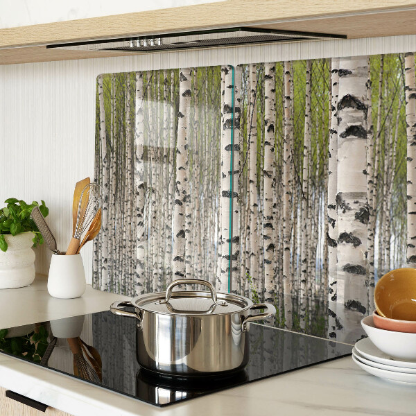 Szklana deska do krojenia z nadrukiem przedstawiającym białe brzozy w lesie