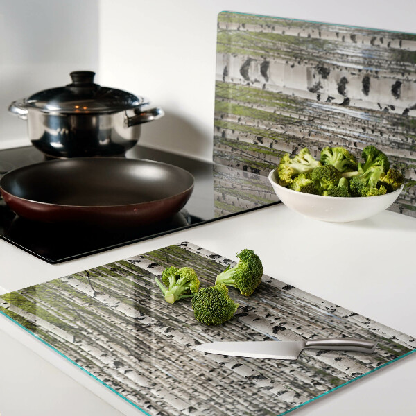 Szklana deska do krojenia z nadrukiem przedstawiającym białe brzozy w lesie