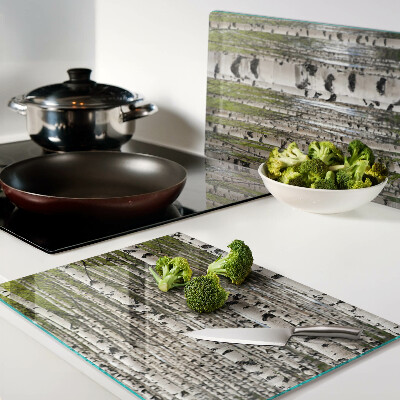 Szklana deska do krojenia z nadrukiem przedstawiającym białe brzozy w lesie