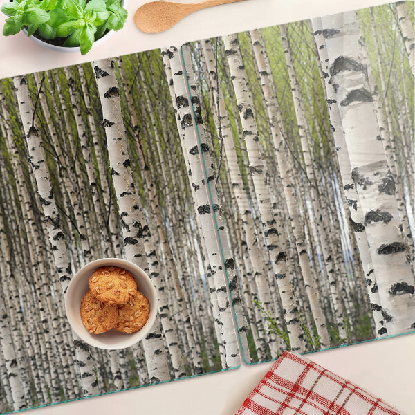 Szklana deska do krojenia z nadrukiem przedstawiającym białe brzozy w lesie