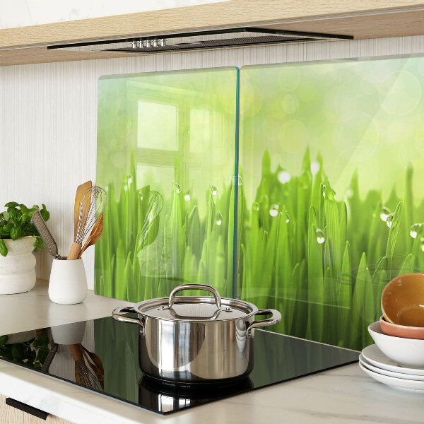 Szklana deska do krojenia z motywem zielonej trawy z kroplami wody