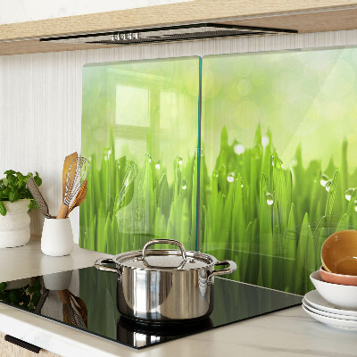 Szklana deska do krojenia z motywem zielonej trawy z kroplami wody