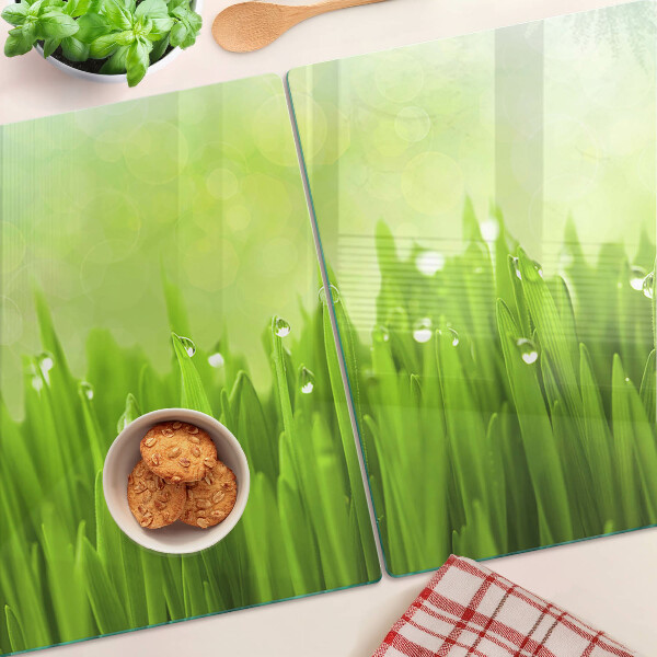 Szklana deska do krojenia z motywem zielonej trawy z kroplami wody