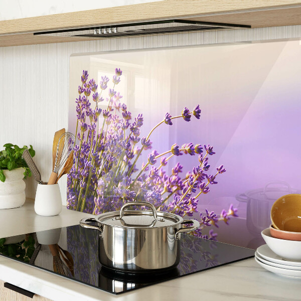 Szklana deska do krojenia z motywem lawendowych kwiatów w oknie