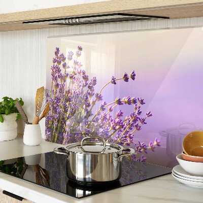 Szklana deska do krojenia z motywem lawendowych kwiatów w oknie