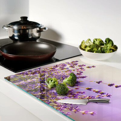 Szklana deska do krojenia z motywem lawendowych kwiatów w oknie