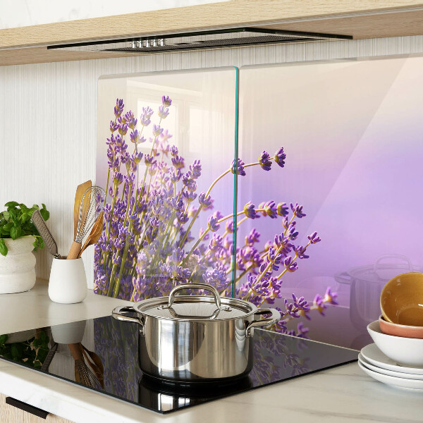 Szklana deska do krojenia z motywem lawendowych kwiatów w oknie
