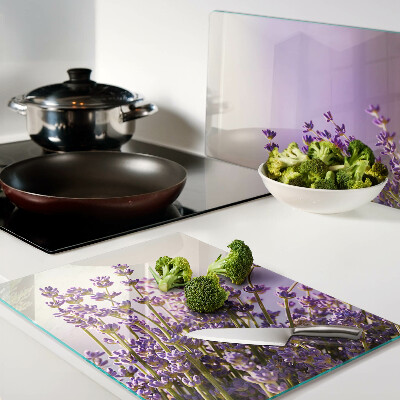 Szklana deska do krojenia z motywem lawendowych kwiatów w oknie