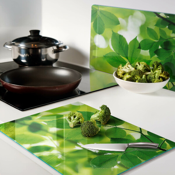 Deska kuchenna szklana z motywem liści na zielonym tle