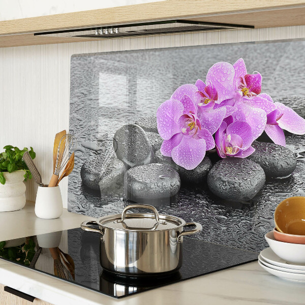 Szklana deska do krojenia z motywem kwiatów i kamieni na tle wody