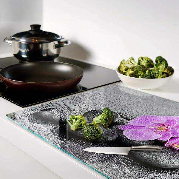 Szklana deska do krojenia z motywem kwiatów i kamieni na tle wody