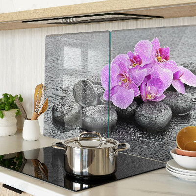 Szklana deska do krojenia z motywem kwiatów i kamieni na tle wody