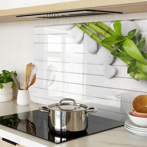 Szklana deska do krojenia z wzorem bambusa i kamieni na tle drewna