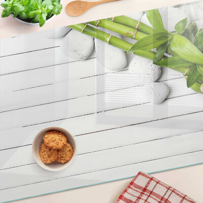 Szklana deska do krojenia z wzorem bambusa i kamieni na tle drewna