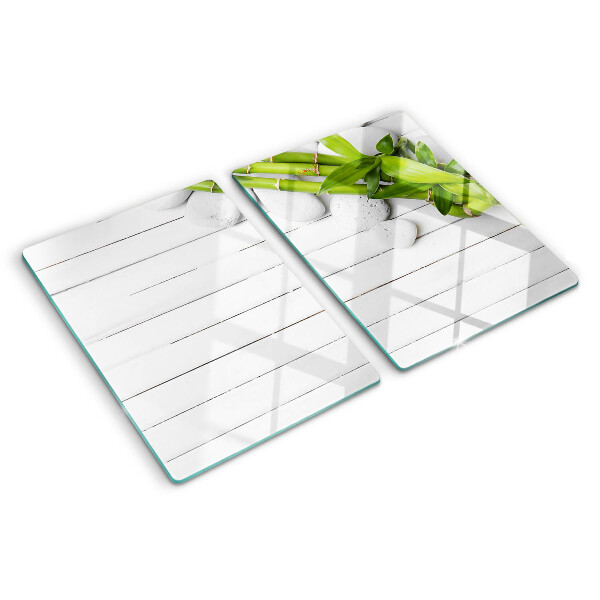 Szklana deska do krojenia z wzorem bambusa i kamieni na tle drewna