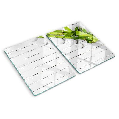 Szklana deska do krojenia z wzorem bambusa i kamieni na tle drewna