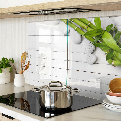 Szklana deska do krojenia z wzorem bambusa i kamieni na tle drewna