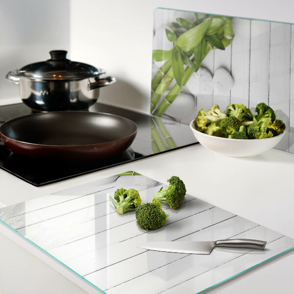 Szklana deska do krojenia z wzorem bambusa i kamieni na tle drewna