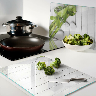 Szklana deska do krojenia z wzorem bambusa i kamieni na tle drewna