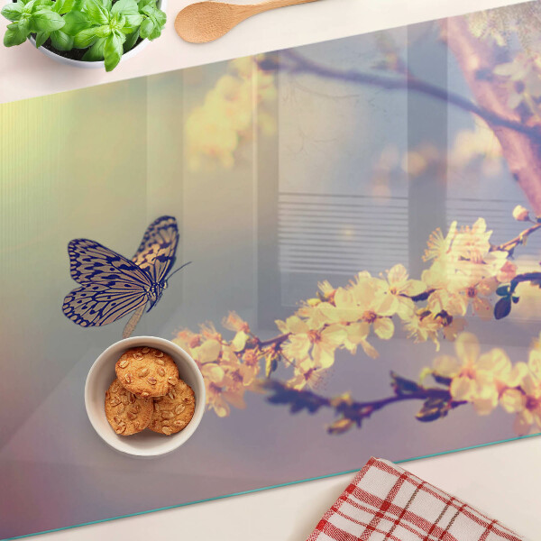 Szklana deska kuchenna z motywem motyla na tle kwiatów