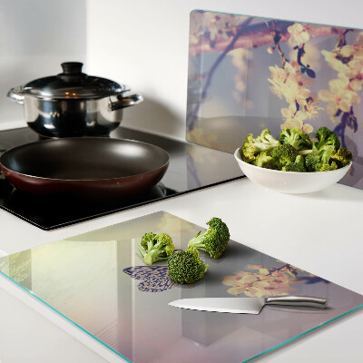 Szklana deska kuchenna z motywem motyla na tle kwiatów