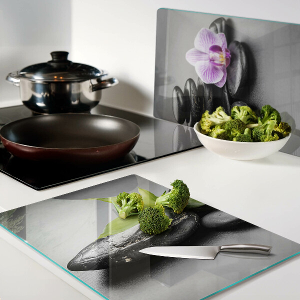 Deska kuchenna szklana z motywem kamieni i orchidei na tle