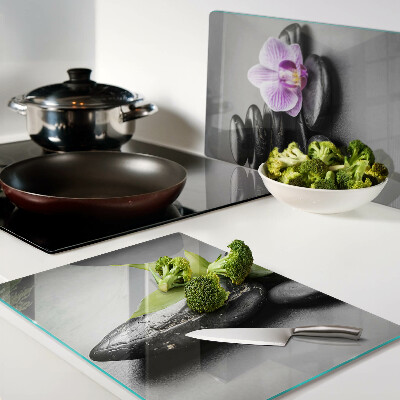 Deska kuchenna szklana z motywem kamieni i orchidei na tle