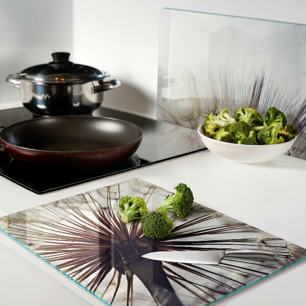 Szklana deska kuchenna z motywem dmuchawców w delikatnym świetle