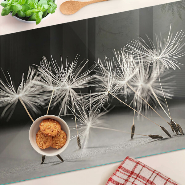 Szklana deska kuchenna z motywem puszystych dmuchawców na monochromatycznym tle