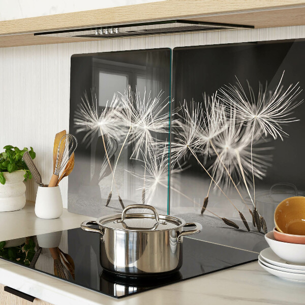 Szklana deska kuchenna z motywem puszystych dmuchawców na monochromatycznym tle