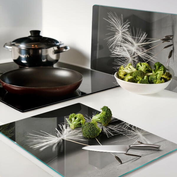 Szklana deska kuchenna z motywem puszystych dmuchawców na monochromatycznym tle