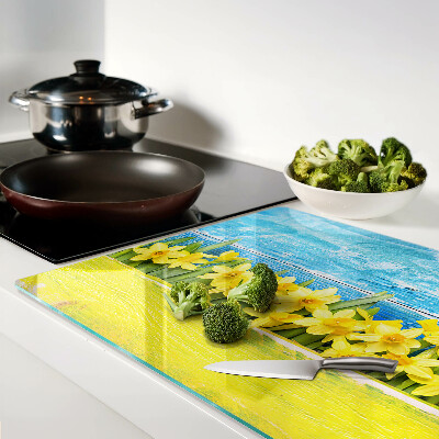 Szklana deska kuchenna z motywem żonkili na tle nieba